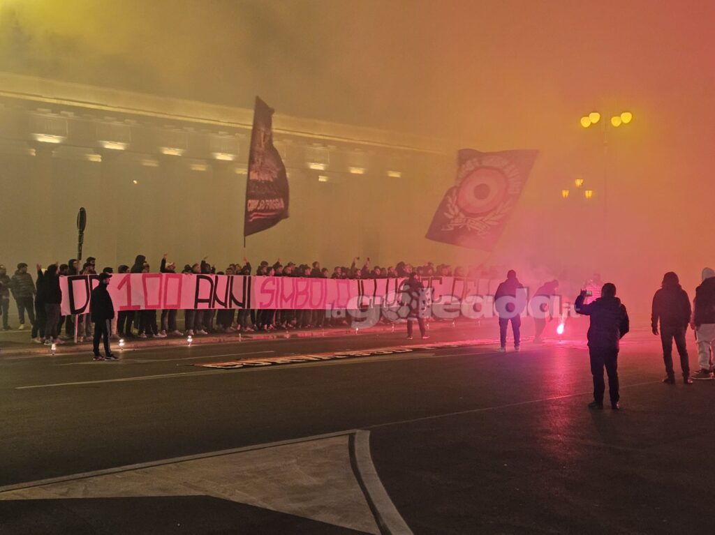La tifoseria foggiana in Piazza Cavour, crediti: foto di Mario Mescia/lagoleada.it