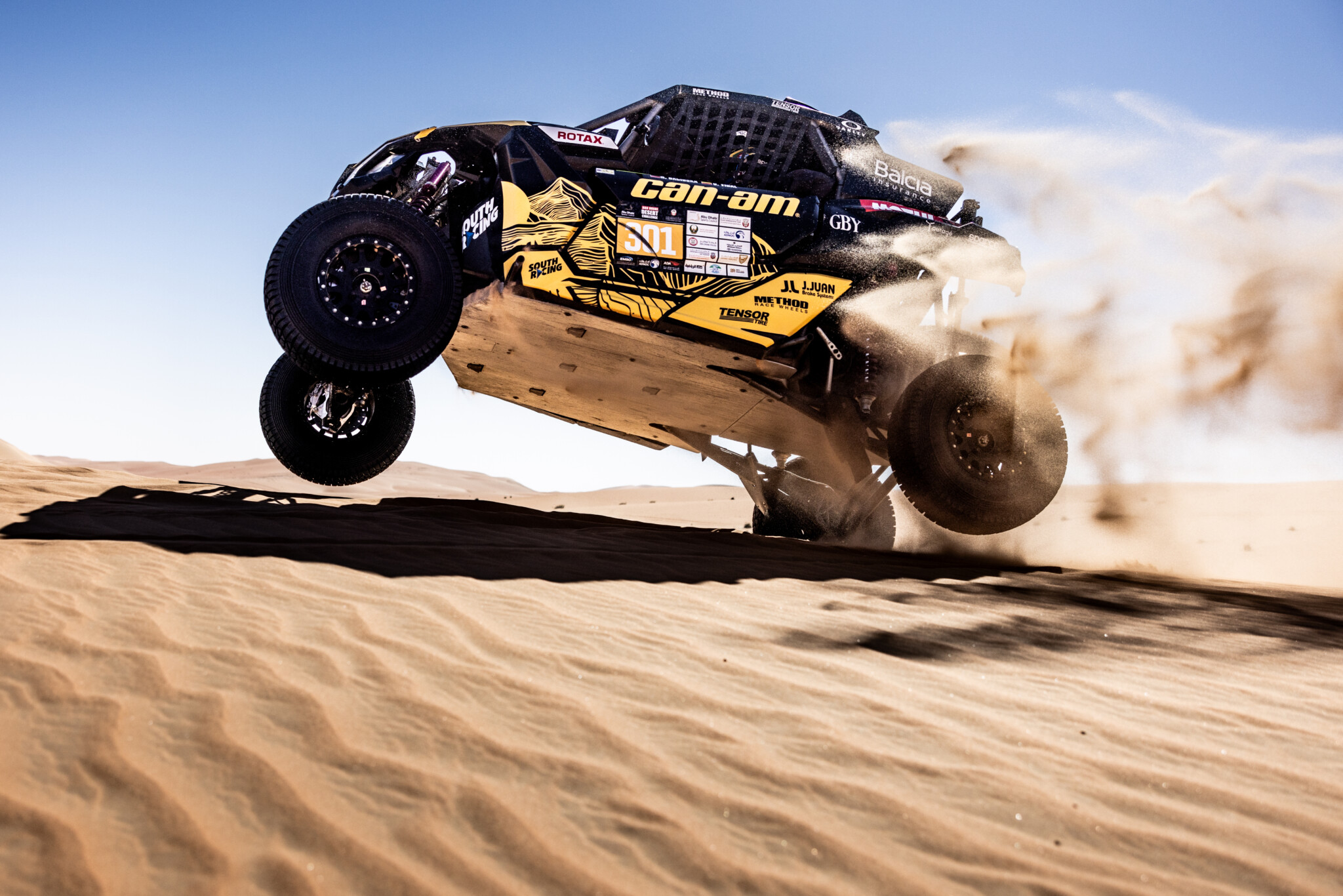 I Can Am del gruppo T3 sfidano la fisica e sorprendono tra le dune (Kin Marcin / Red Bull Content Pool)