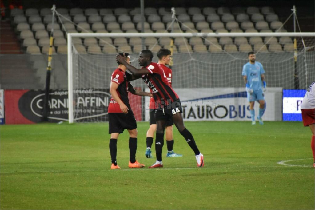 Immagine in evidenza: uno scatto di Foggia-Messina (Serie C - girone C 2023/24) - crediti: foto di Luigia Spinelli (RIPRODUZIONE VIETATA)