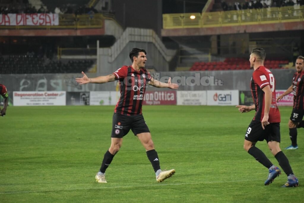 Immagine in evidenza: uno scatto di Foggia-Juve Stabia (Serie C - girone C 2023/24) - crediti: foto di Luigia Spinelli (RIPRODUZIONE VIETATA)