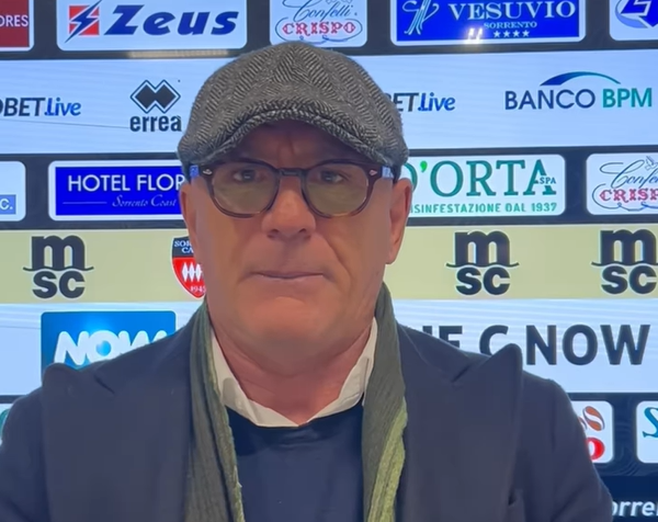 Immagine in evidenza: mister Vincenzo Maiuri - crediti foto: pagina ufficiale Facebook Sorrento Calcio 1945 (frame da video)