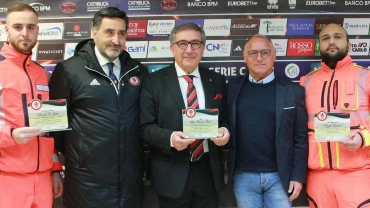 Foggia, targhe di encomio per il Dott. Bucci ed i soccorritori - Immagine in evidenza: il D.G. del Foggia Milillo, il Dottor Bucci e parte dei soccorritori - crediti foto: pagina ufficiale Facebook Calcio Foggia 1920