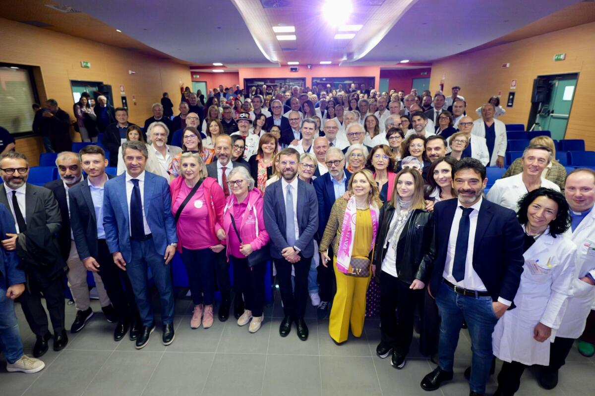 2014-2024, l’Ospedale della Murgia compie dieci anni: un presidio diventato “grande” con il territorio - Un decennio segnato dal progressivo aumento della capacità di garantire assistenza sanitaria ai cittadini: 16 reparti di degenza, 234 posti letto (+67%), 7.200 ricoveri (+12,4%), oltre 1 milione di prestazioni ambulatoriali (+35,6%), 7.800 day servic