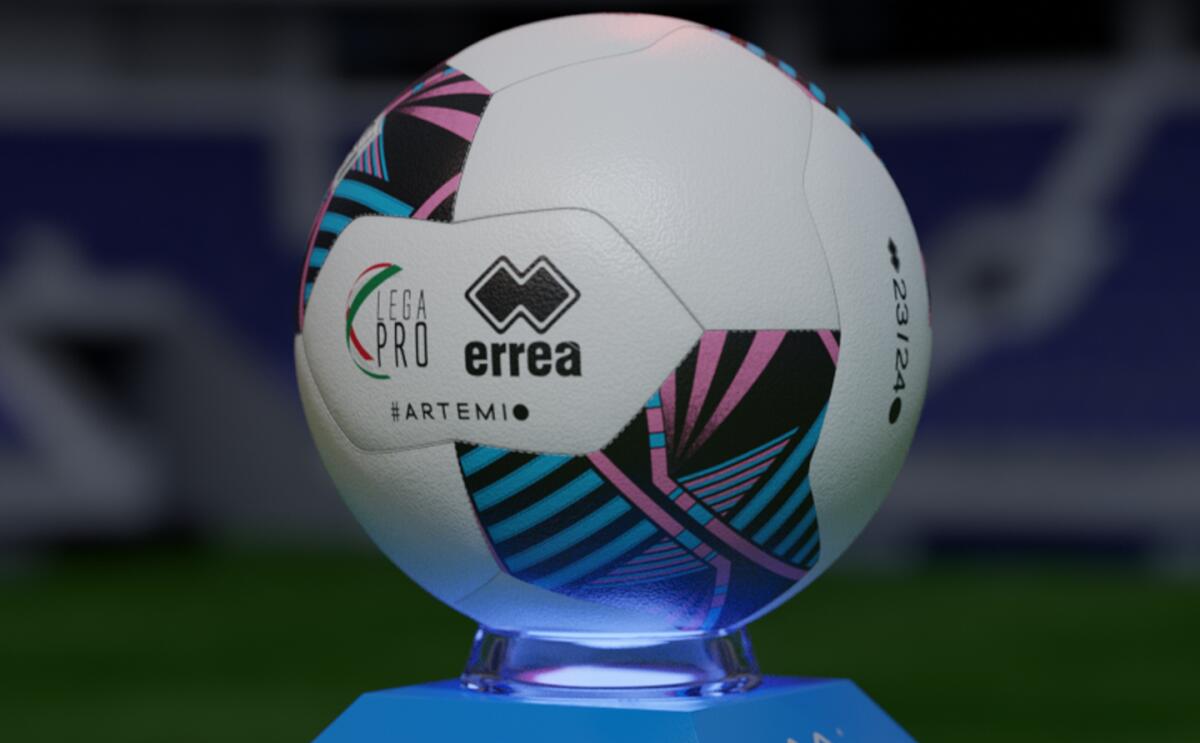 Playoff Serie C, lo slittamento è possibile: ecco perché - Il nuovo pallone per la Serie C, 2023-2024 - Artemio. Foto di errea.com (Media Kit per la stampa), tutti i diritti riservati al proprietario