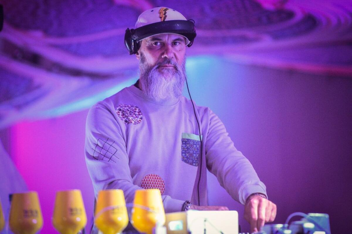 Il cuneese Faber Moreira lancia la sfida alla maratona dj più lunga al mondo - Tra il 15 e il 26 maggio Saluzzo ospiterà una prova epica: 240 ore di maratona dj set per entrare nel Guinness dei primati.  A lanciare quella che si configura come la sfida musicale dell'anno è Fabrizio Morero, 59 anni all'anagrafe e 30 di esperienz