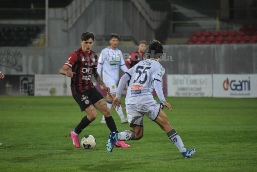 Immagine in evidenza: uno scatto di Foggia-Juve Stabia (Serie C - girone C 2023/24) - crediti: foto di Luigia Spinelli (RIPRODUZIONE VIETATA)