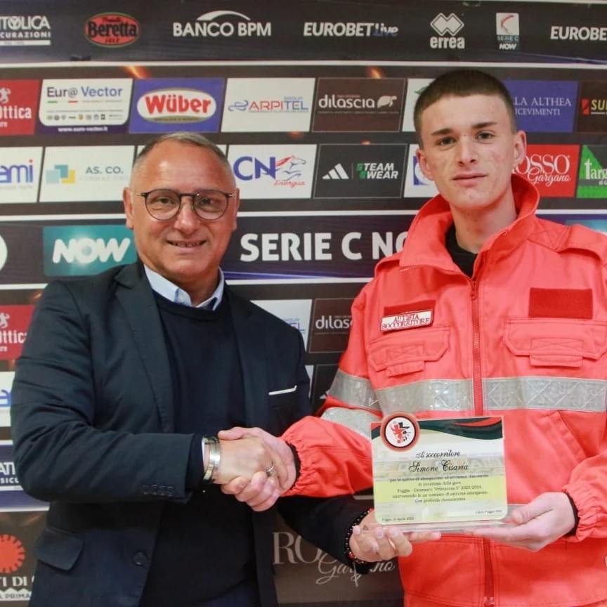 Immagine in evidenza: il D.G. del Foggia Milillo insieme al soccorritore Simone Cisaria - crediti foto: pagina ufficiale Facebook Calcio Foggia 1920