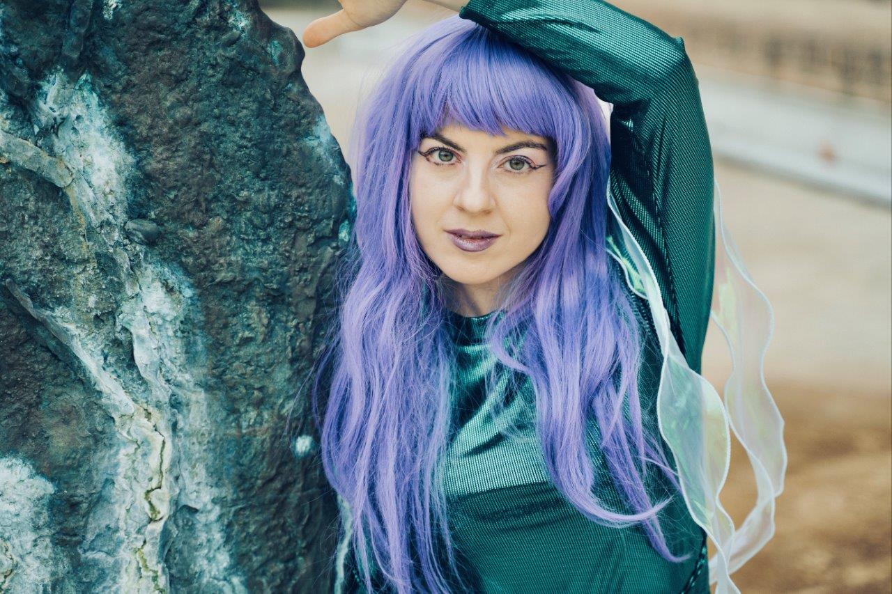 Il brano racconta una favola prodigiosa. La ciurma di una nave è allo stremo e sta per affondare, "non c'è più niente da fare e sommersi dal male cadremo più giù / nessuna buona notizia su questo giornale, ma che si può fare?". Eppure, grazie ad un comune