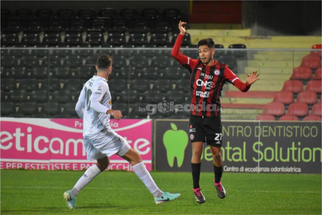 Immagine in evidenza: uno scatto di Foggia-Monterosi (Serie C - girone C 2023/24) - crediti: foto di Luigia Spinelli (RIPRODUZIONE VIETATA)