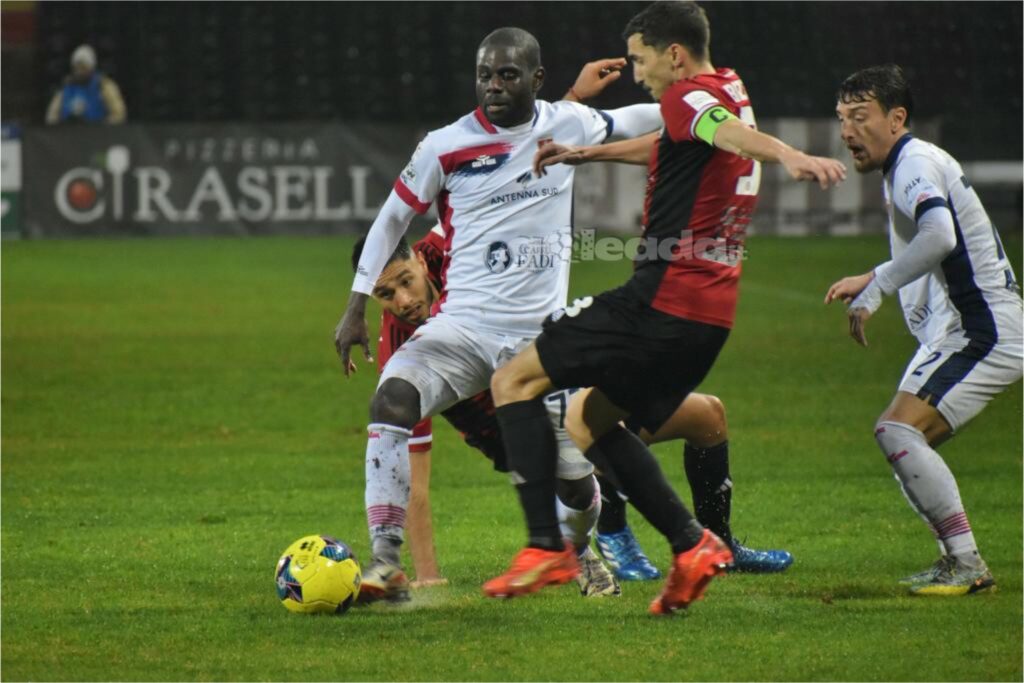 Immagine in evidenza: uno scatto di Foggia-Taranto (Serie C - girone C 2023/24) - crediti: foto di Luigia Spinelli (RIPRODUZIONE VIETATA)