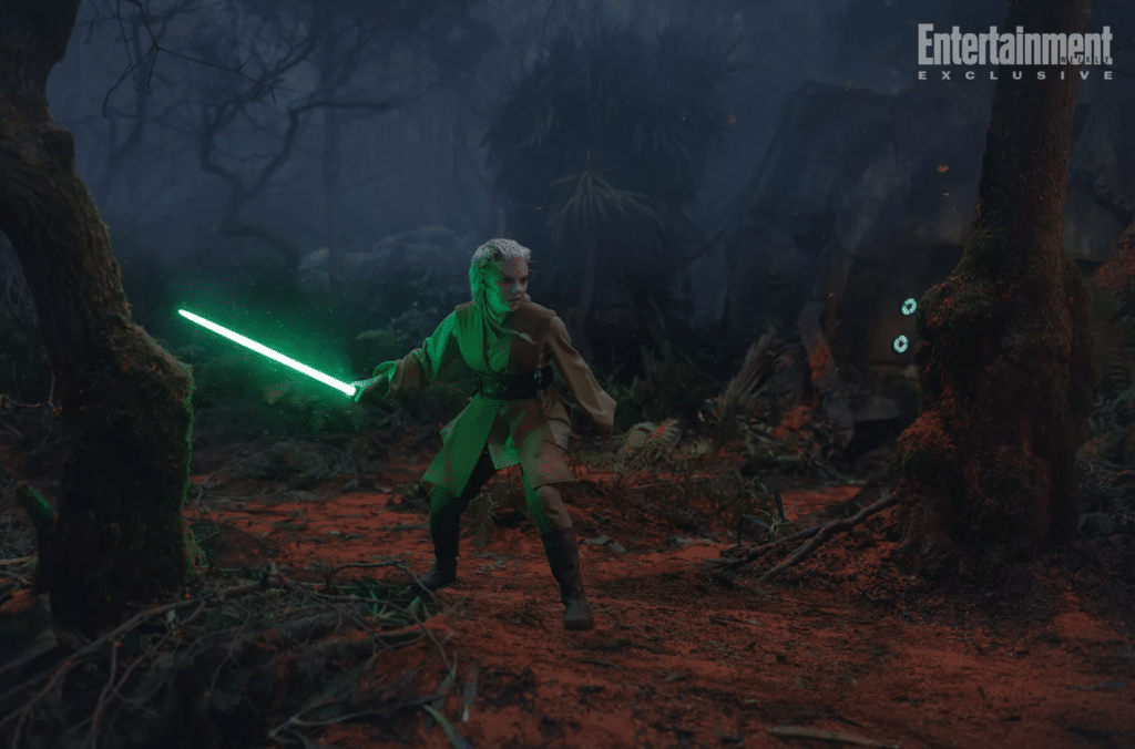 Jecki Lon con la sua spada laser a lama verde.Da: EW