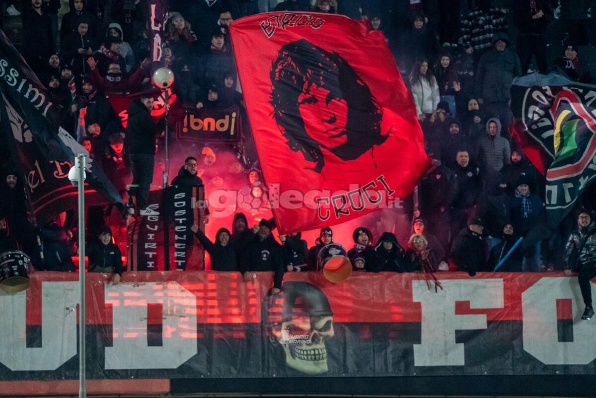 Curva Sud: "Il Foggia non può morire. Non sosterremo chi…" - Il bandierone di Jim Morrison, esposto dal club Borgo Croci 1993, in Curva Nord. Foto di Mario Marino - riproduzione riservata