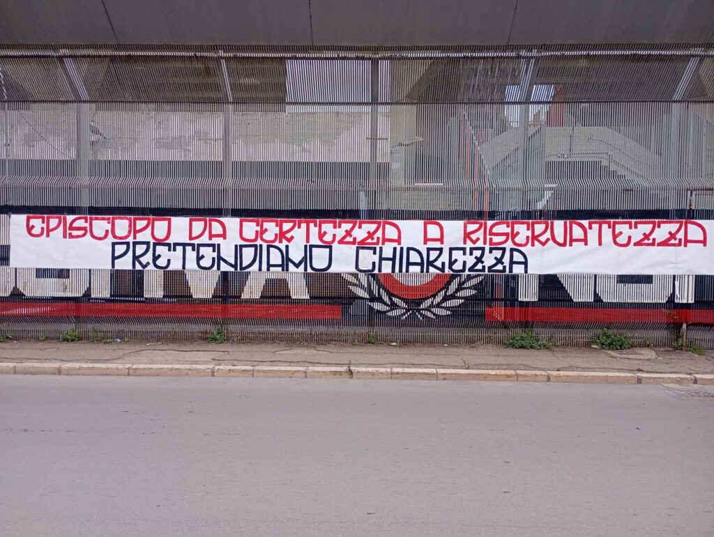 Lo striscione della Curva Nord rivolto alla Sindaca Episcopo. Foto dalla Pagina Facebook Curva Nord Foggia