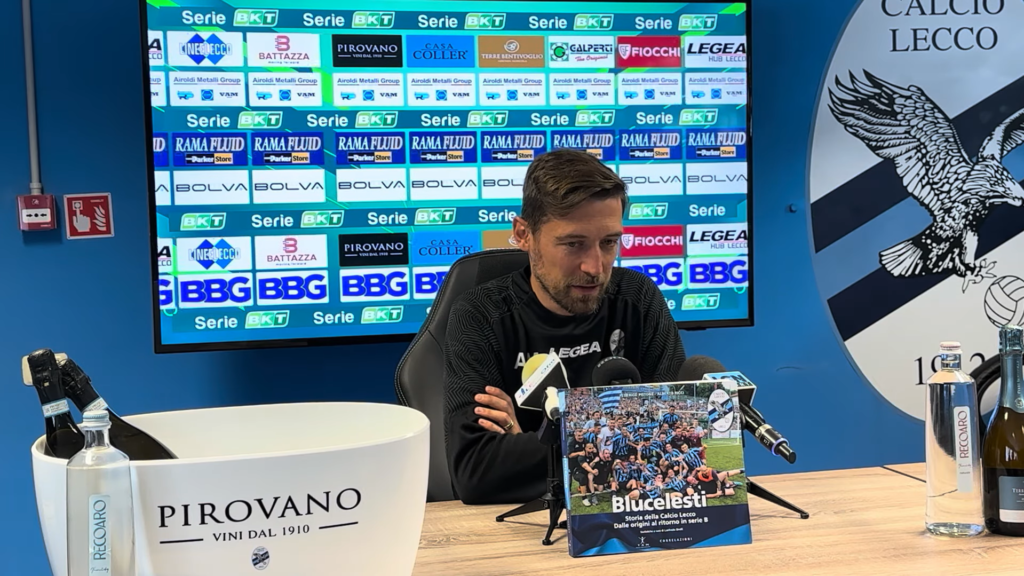 Immagine in evidenza: mister Andrea Malgrati - crediti foto: canale ufficiale YouTube Calcio Lecco 1912 (frame da video)