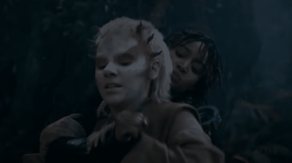 Mae minaccia Jecki Lon con il suo pugnale