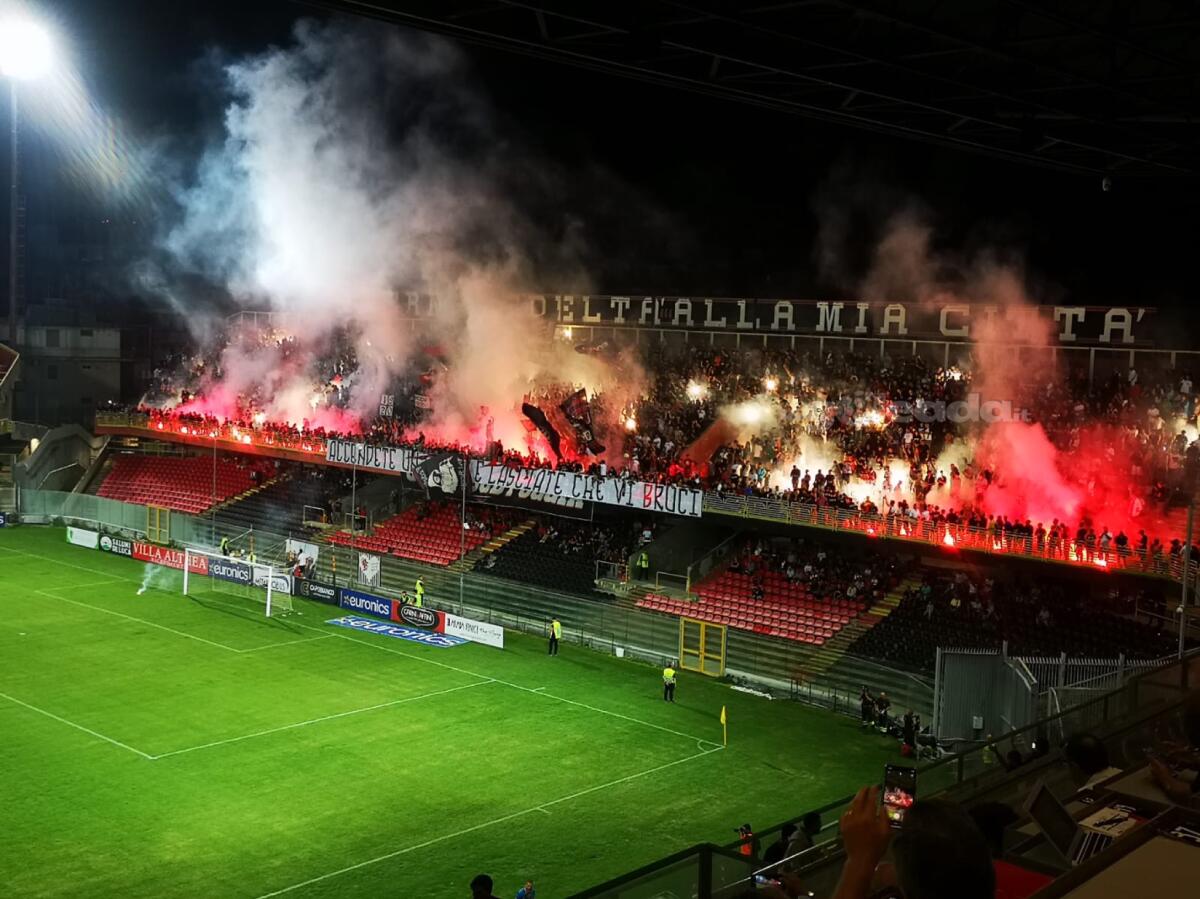 Foggia, niente sponsor De Finis-Salandra: cosa non ha funzionato? - I tifosi rossoneri durante Foggia-Latina 2022 - foto di Mario Mescia per lagoleada.it - RIPRODUZIONE RISERVATA