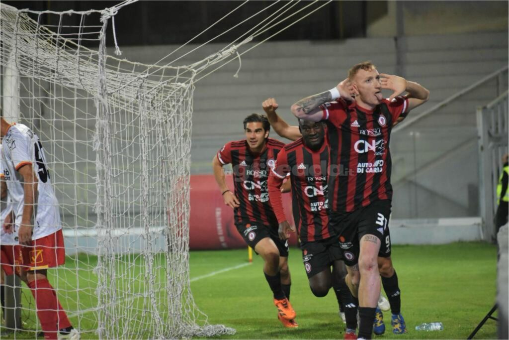 Immagine in evidenza: uno scatto di Foggia-Messina (Serie C - girone C 2023/24) - crediti: foto di Luigia Spinelli (RIPRODUZIONE VIETATA)