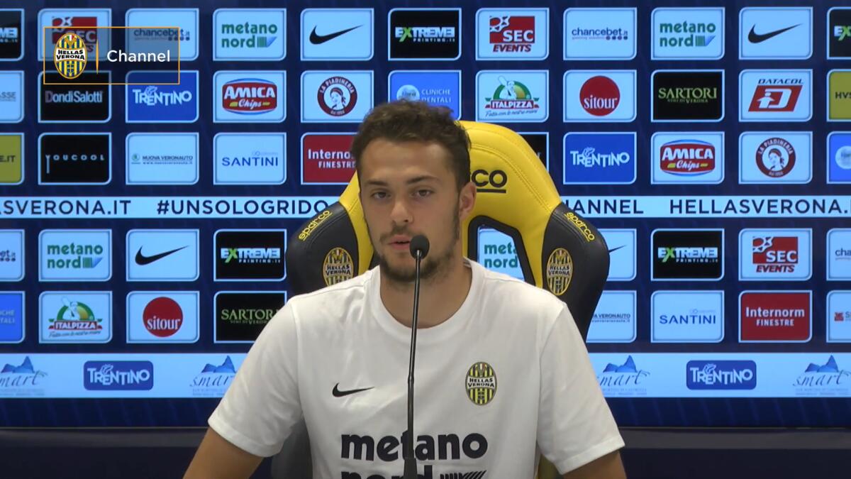 Foggia, ore di mercato intense: le ultime tra entrata e uscita - Immagine in evidenza: Gian Filippo Felicioli - crediti foto: canale ufficiale YouTube Hellas Verona Calcio (frame da video)