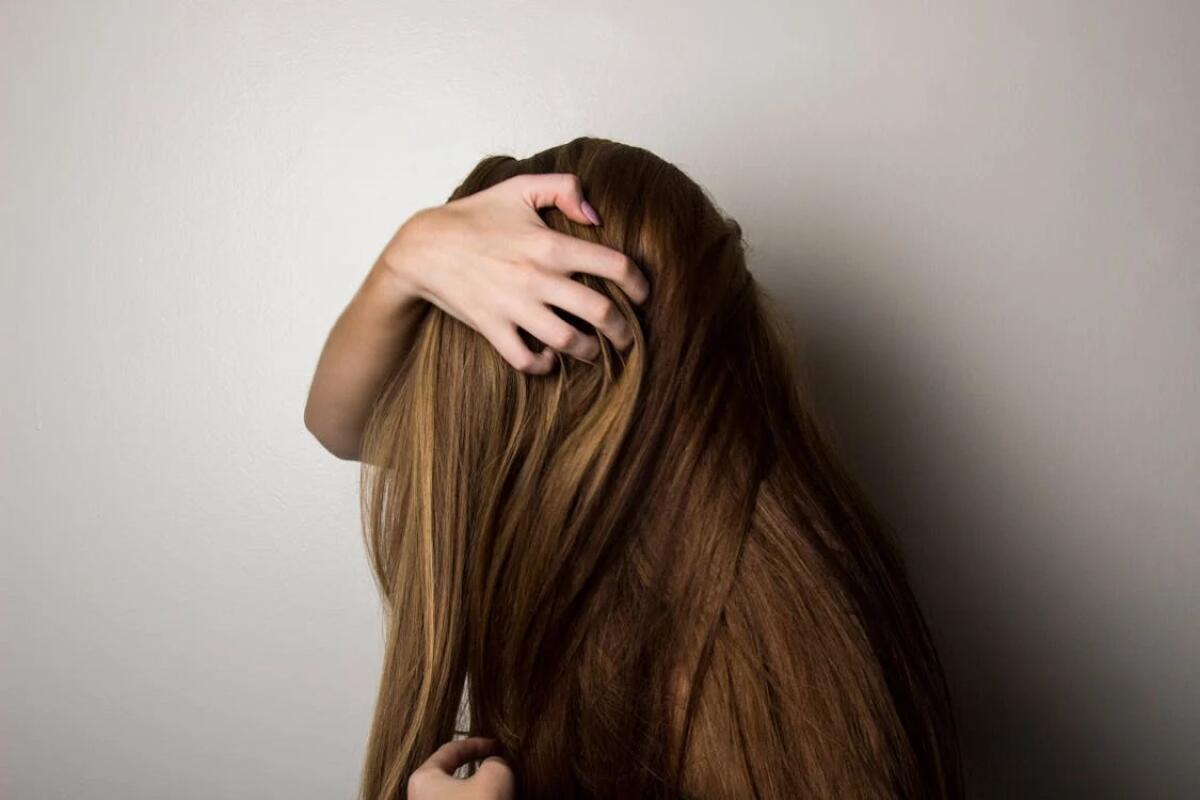 Allarme forfora? Cos'è, come combatterla e quali fattori incidono - https://www.pexels.com/it-it/foto/foto-di-donna-che-copre-il-viso-con-i-capelli-1159334/