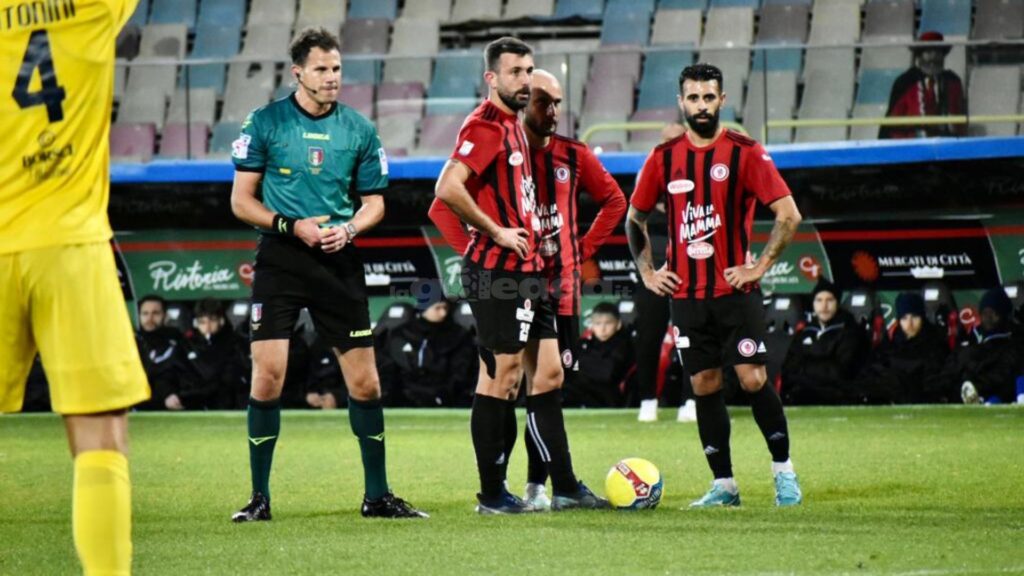 Immagine in evidenza: uno scatto di Foggia-Taranto (Serie C - girone C 2022/23) - crediti: foto di Luigia Spinelli (RIPRODUZIONE VIETATA)