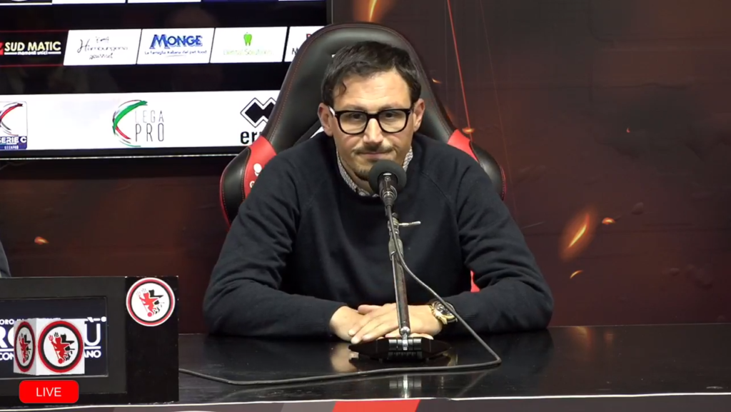 Immagine in evidenza: l'ex D.S. del Foggia Piergiuseppe Sapio in conferenza - crediti foto: pagina ufficiale Facebook Calcio Foggia 1920 (frame da video)