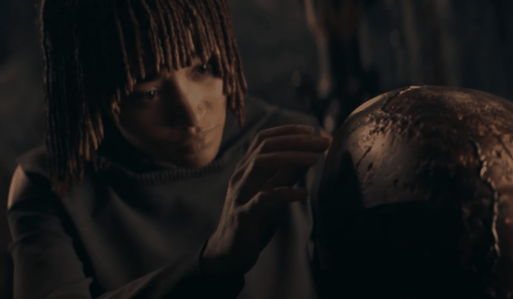 Osha prima di indossare l'elmo di Qimir