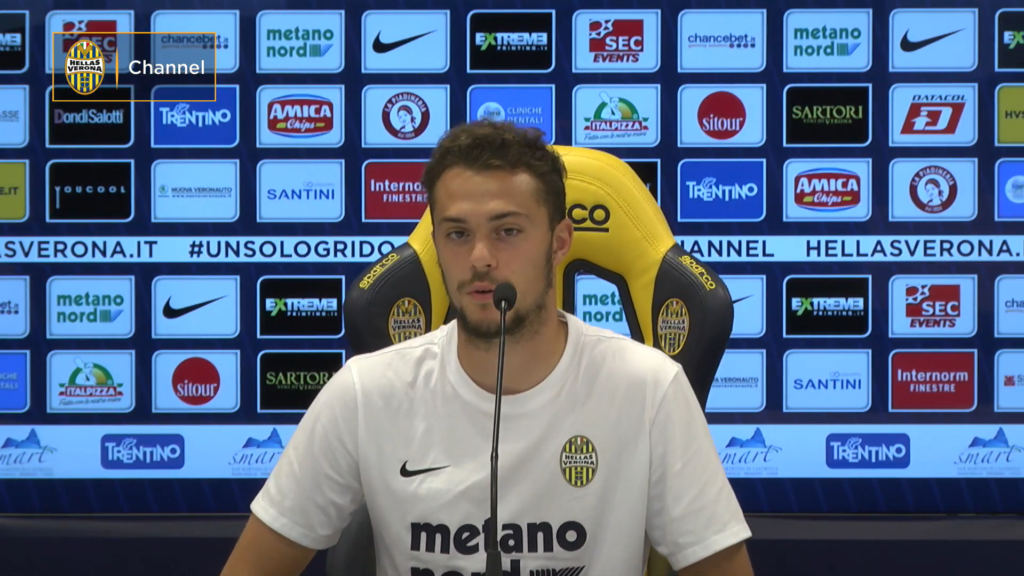 Immagine in evidenza: Gian Filippo Felicioli - crediti foto: canale ufficiale YouTube Hellas Verona Calcio (frame da video)