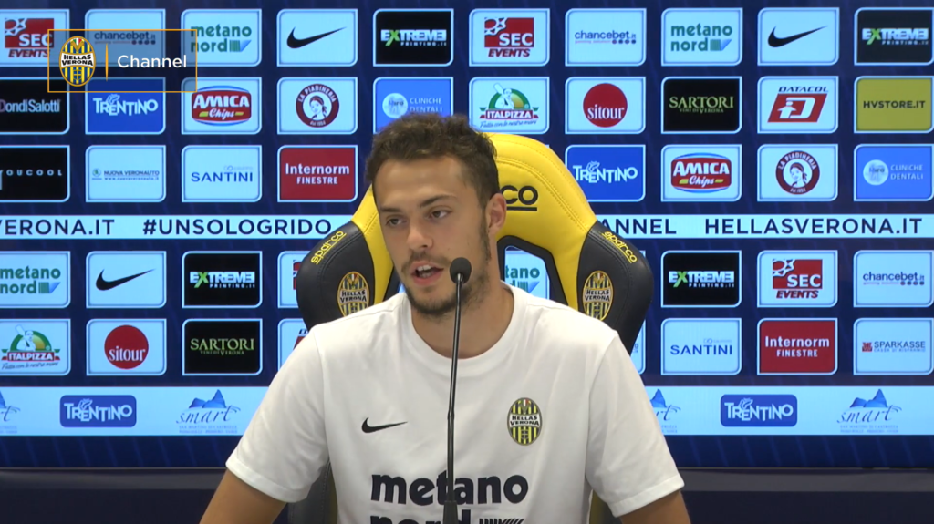Immagine in evidenza: Gian Filippo Felicioli - crediti foto: canale ufficiale YouTube Hellas Verona Calcio (frame da video)