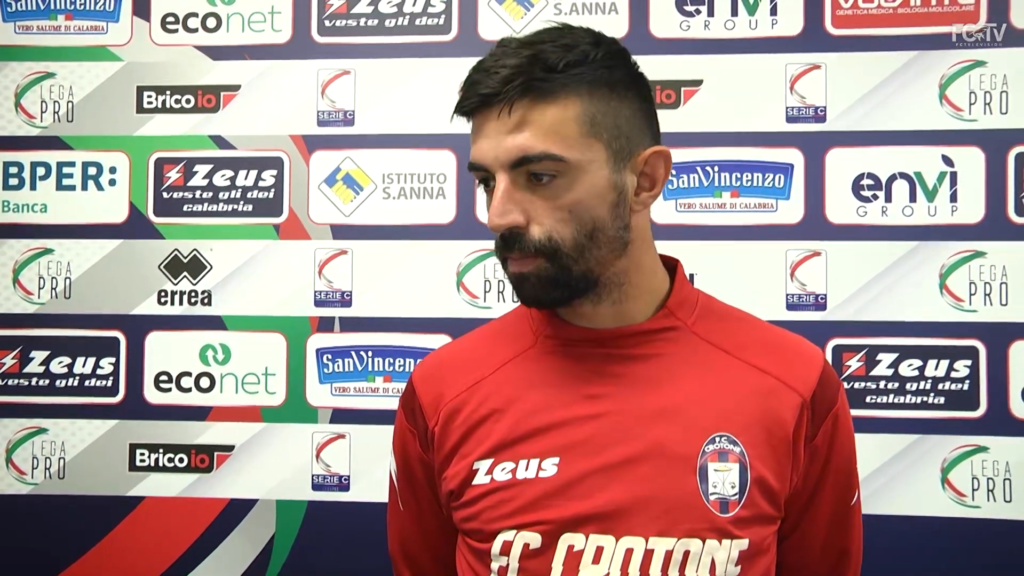 Immagine in evidenza: Mattia Vitale - crediti foto: canale ufficiale YouTube Crotone Calcio (frame da video)