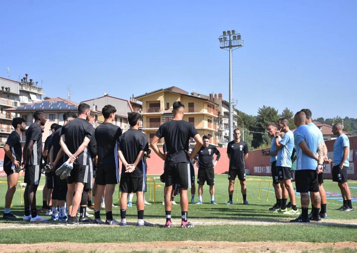 Scossa di terremoto in Calabria. Dal Foggia: "Il gruppo sta bene" - Immagine in evidenza: il Foggia in ritiro a San Giovanni in Fiore - crediti: foto di Federico Antonellis/Calcio Foggia 1920