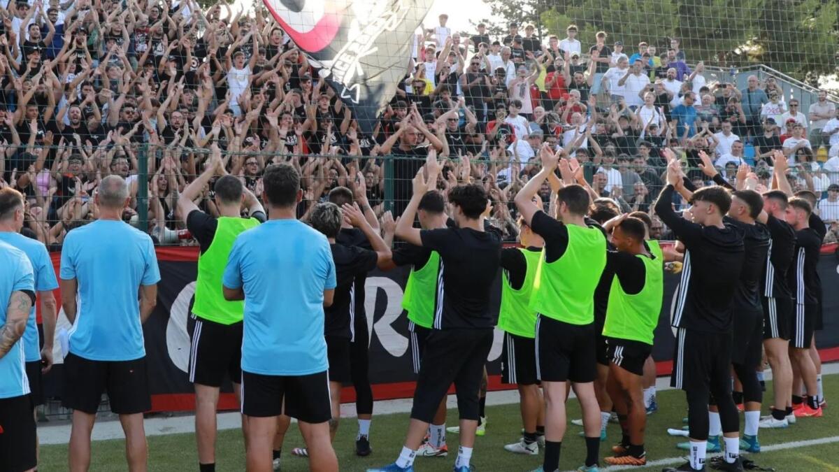 L'amichevole Cosenza-Foggia in diretta su Telefoggia: i dettagli - Immagine in evidenza: l'abbraccio tifosi-squadra al Campo FIGC - crediti foto: pagina ufficiale Facebook Calcio Foggia 1920
