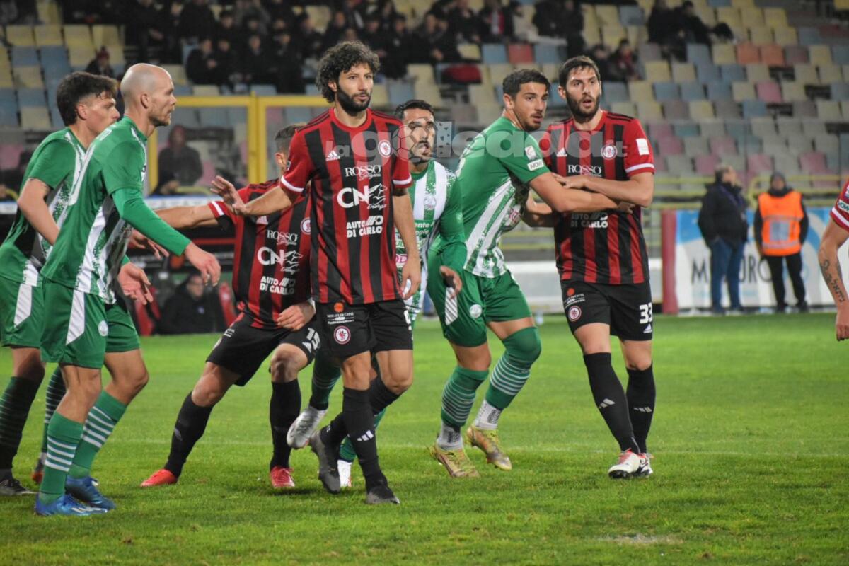 Foggia-Monopoli 1-2, risultato finale - Santaniello e Carillo durante Foggia-Monopoli, foto di Luigia Spinelli per lagoleada.it - RIPRODUZIONE VIETATA