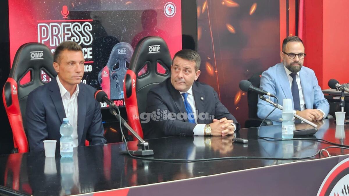 Calciomercato agli sgoccioli, attacco e centrocampo: i nomi disponibili per il Foggia - Immagine in evidenza: uno scatto dalla conferenza di Canonico, Brambilla e Roma - crediti: foto di Mario Mescia per lagoleada.it (RIPRODUZIONE VIETATA)