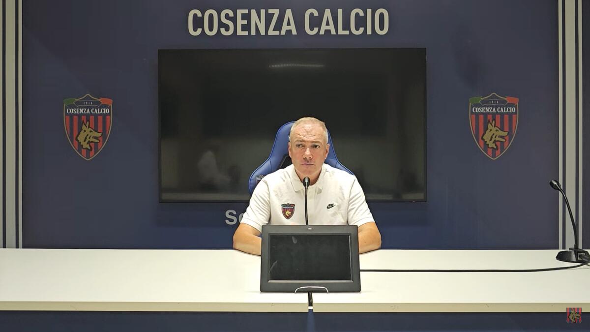 Cosenza, Alvini: "Prestazione positiva, ma dobbiamo crescere" - Immagine in evidenza: mister Massimiliano Alvini - crediti foto: canale ufficiale YouTube Cosenza Calcio (frame da video)