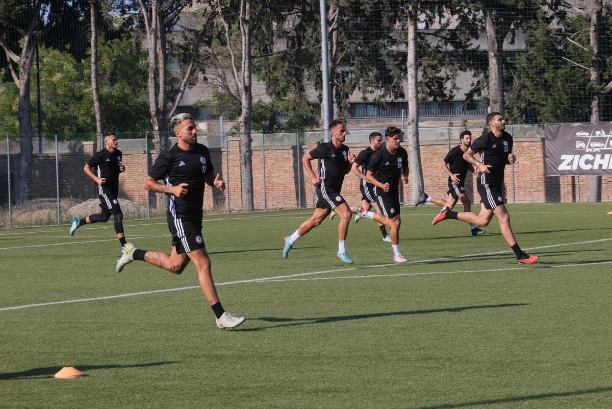 Foggia, a porte aperte l'amichevole con il Cosenza? - Immagine in evidenza: uno scatto dal primo allenamento Foggia 2024/25 - crediti: foto di Federico Antonellis/Calcio Foggia 1920