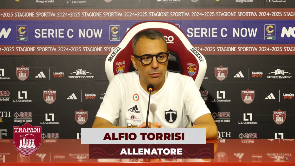 Immagine in evidenza: mister Alfio Torrisi - crediti foto: canale ufficiale YouTube FC Trapani 1905 (frame da video)