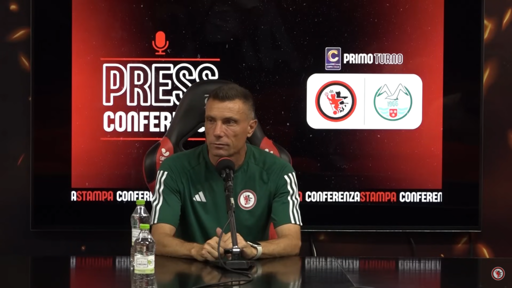 Immagine in evidenza: mister Massimo Brambilla - crediti foto: canale ufficiale YouTube Calcio Foggia 1920 (frame da video)