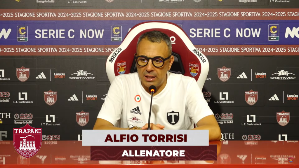 Immagine in evidenza: mister Alfio Torrisi - crediti foto: canale ufficiale YouTube FC Trapani 1905 (frame da video)