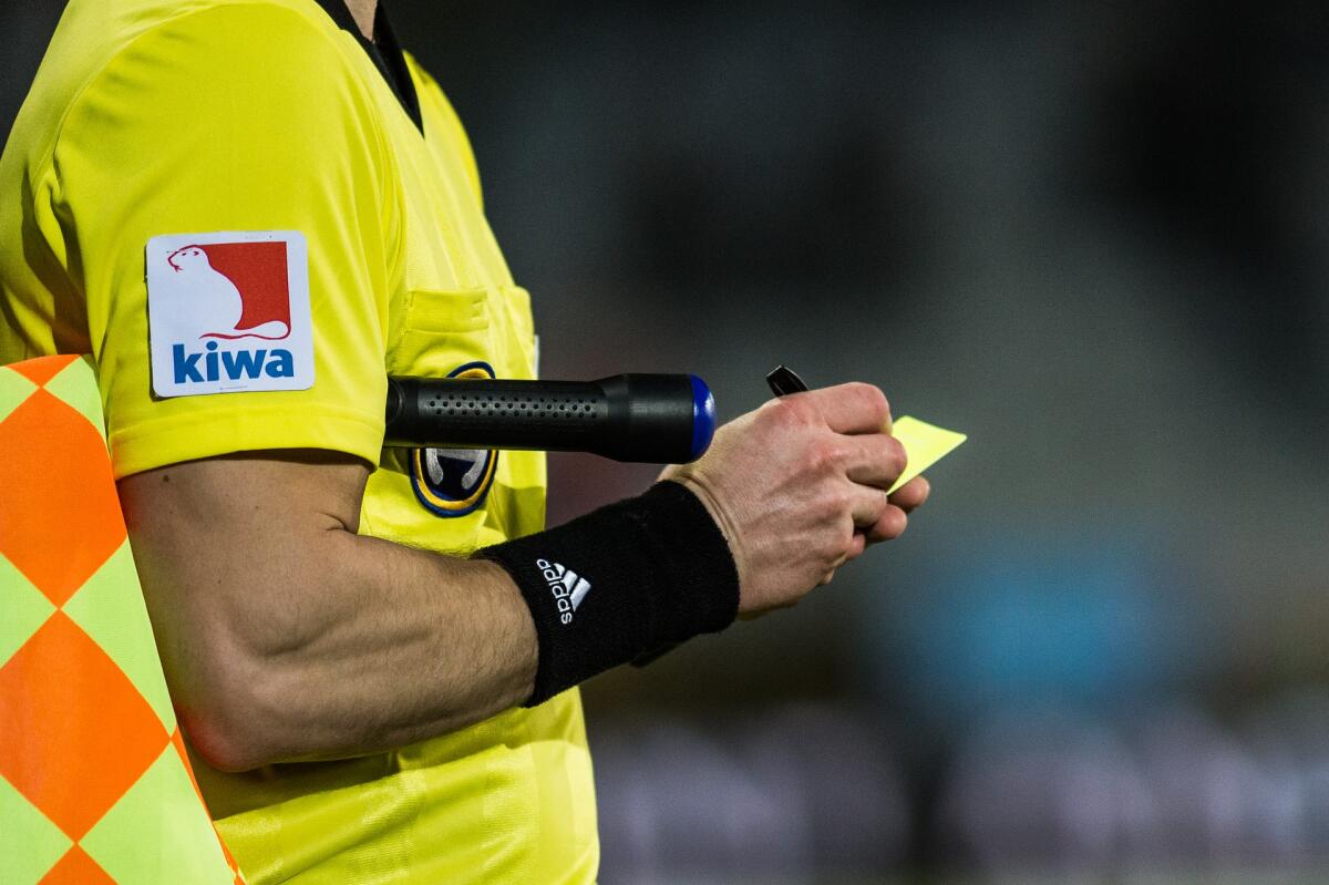 Chi arbitrerà Foggia-Giugliano? Il nome e le statistiche - Immagine in evidenza: arbitro (foto generica) - crediti: foto di Christoffer Borg Mattisson da Pixabay