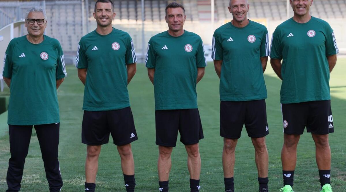 Foggia, si torna a sgambare con lo staff di Brambilla - Immagine in evidenza: l'ex allenatore del Foggia Massimo Brambilla e il suo staff - crediti foto: sito ufficiale Calcio Foggia 1920 lo staff di Brambilla. Crediti: Calcio Foggia 1920