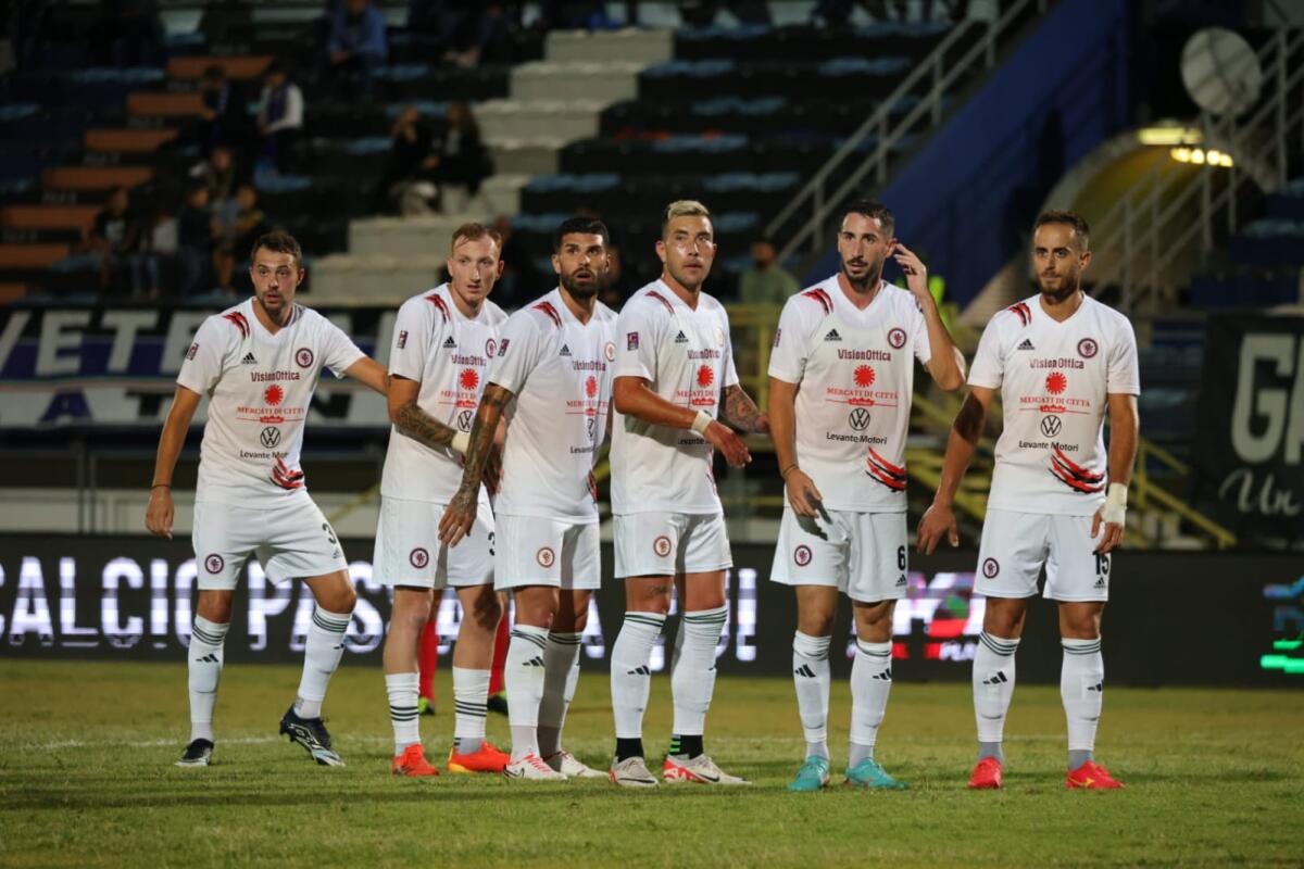 Quando gioca il Foggia? Il programma dei prossimi turni - Immagine in evidenza: uno scatto di Latina-Foggia (Serie C - girone C 2024/25) - crediti: foto di Federico Antonellis/Calcio Foggia 1920