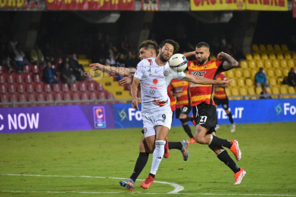 Quel 4-2-3-1 non funziona, il Foggia deve cambiare subito - Immagine in evidenza: uno scatto di Benevento-Foggia (Serie C - girone C 2024/25) - crediti: foto di Luigia Spinelli (RIPRODUZIONE VIETATA)