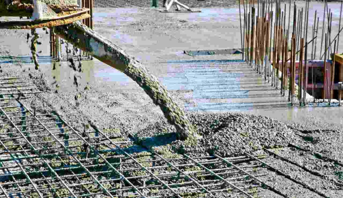 Produrre cemento da un materiale di scarto che nemmeno immagini: ecco l'idea italiana che permetterebbe di portare quasi a zero le emissioni - Una soluzione innovativa per la produzione di cemento (Depositphotos foto) - www.qrios.it