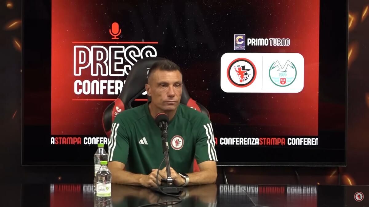 Foggia, i convocati da mister Brambilla per il Team Altamura - Immagine in evidenza: mister Massimo Brambilla - crediti foto: canale ufficiale YouTube Calcio Foggia 1920 (frame da video)