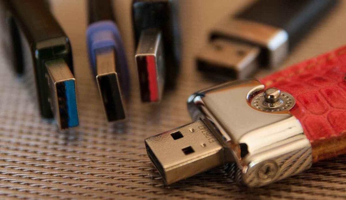 Una "chiavetta" indistruttibile capace di archiviare 360 TB per miliardi di anni: l'archiviazione dei dati è cambiata per sempre - Un'insieme di chiavette (Pixabay FOTO) - www.qrios.it