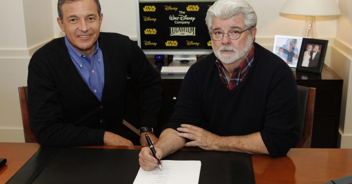 Perché George Lucas ha venduto Star Wars? I motivi ufficiali e quelli "nascosti" - George Lucas e Bob Iger nel giorno della firma. 
(WDW News Today foto)