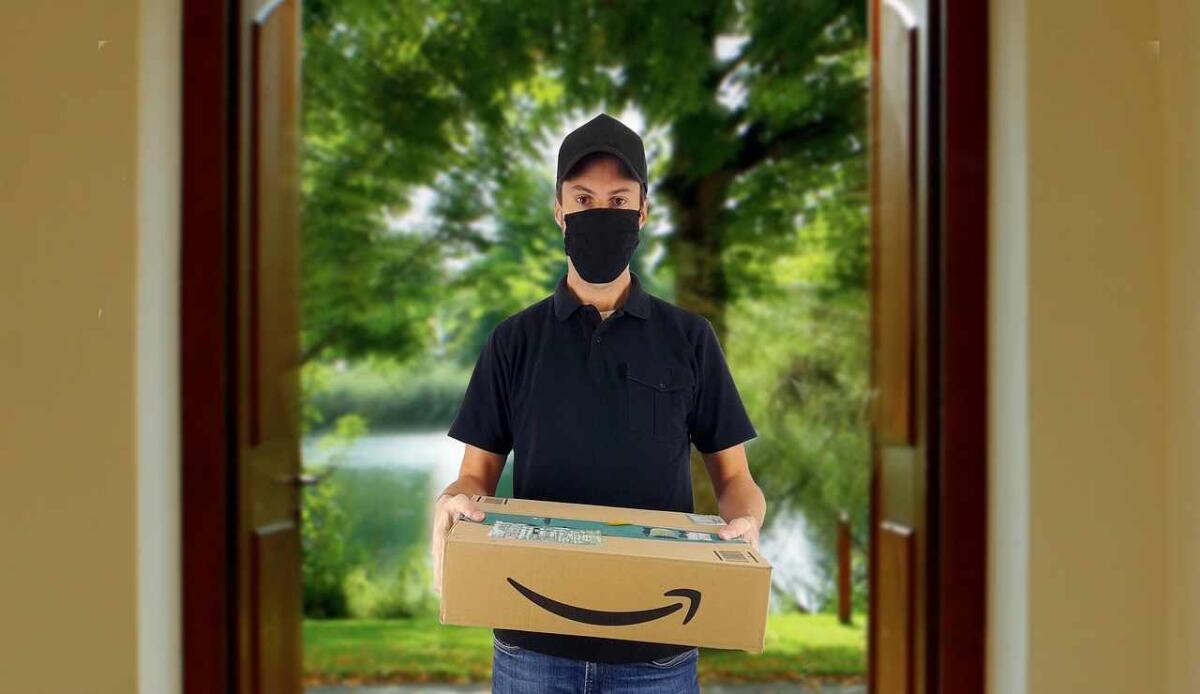 Amazon fuori tutto: non perderti queste date in cui potrai acquistare di tutto a pochissimo - Un addetto di Amazon (Pixabay FOTO) - www.findbest.it