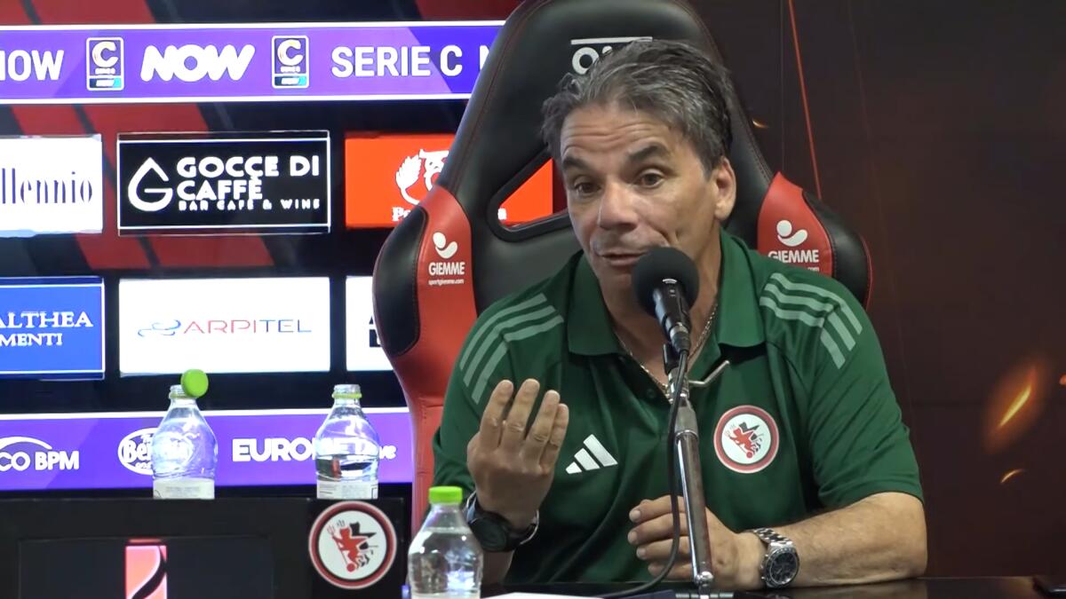 Foggia, si torna a lavorare agli ordini di mister Capuano - Immagine in evidenza: il nuovo allenatore del Calcio Foggia 1920, Ezio Capuano - crediti foto: canale ufficiale YouTube Calcio Foggia 1920 (frame da video)