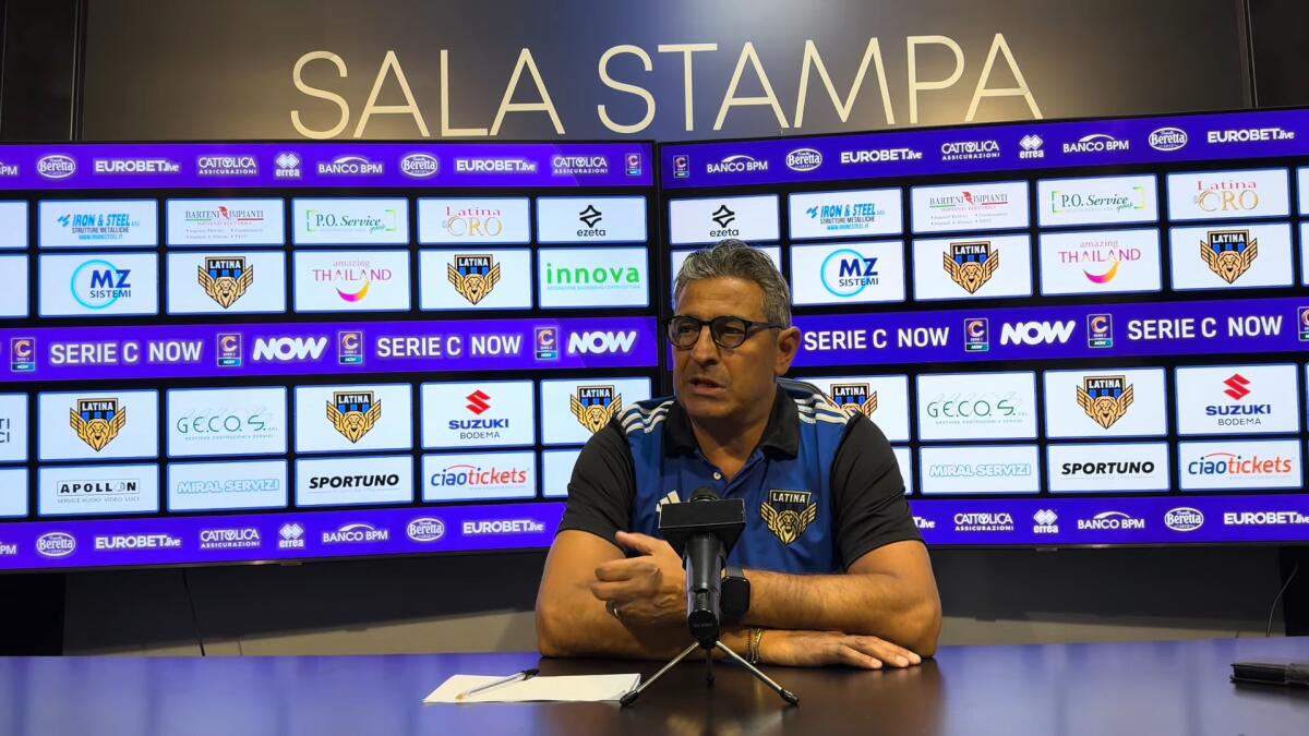 Latina, Padalino: "Foggia? C'è emozione, ma testa alla mia squadra" - Immagine in evidenza: mister Pasquale Padalino - crediti foto: canale ufficiale YouTube Latina Calcio (frame da video)