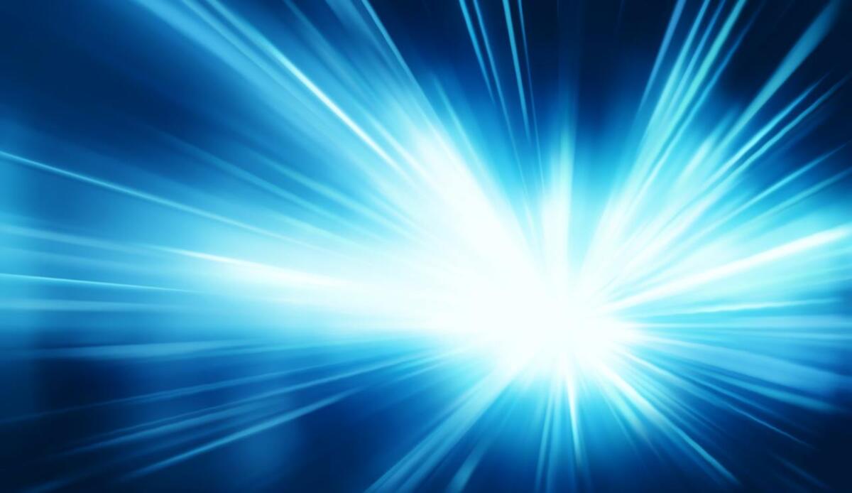 Creato un enorme picco di energia: 80 mila miliardi di watt | Bastano per illuminare l'intero pianeta per una frazione di secondo - Un raggio di energia concentrata (Depositphotos foto) - www.qrios.it